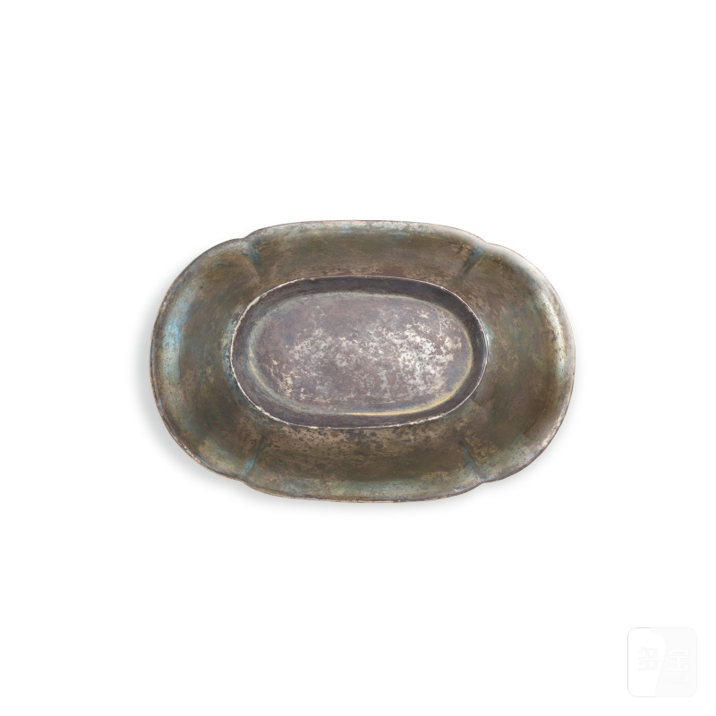 A parcel-gilt bronze 'goose' lobbed dish, Tang dynasty | 唐 局部銀鎏金寶相花雙雁紋海棠碟 - 图2